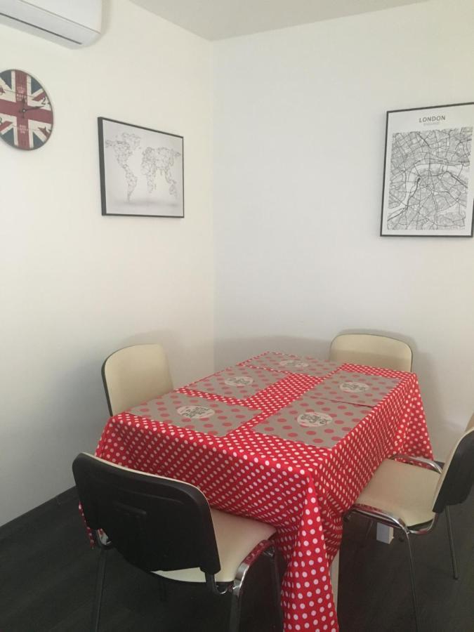 Buckingham Palace Apartman, Дебрецен Экстерьер фото