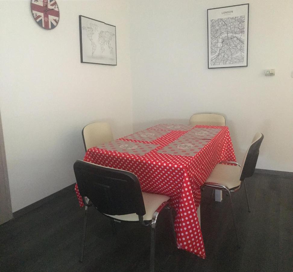 Buckingham Palace Apartman, Дебрецен Экстерьер фото